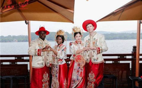 第27届西湖情五粮液玫瑰婚典在杭州浪漫上演 这场集体婚礼太浪漫啦！