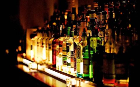 2025年为何光瓶酒逆势增长？背后三大逻辑解析