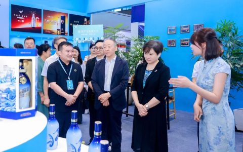 “用景德镇的器，盛中国白酒的魂”——李渡在酒瓷大会上的答案