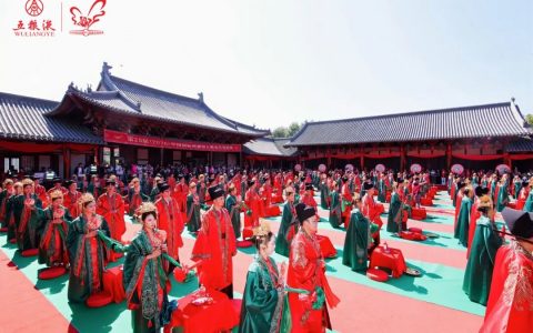 当婚宴用酒进入“开瓶时代”，五粮液为什么把一场婚典办了28年？